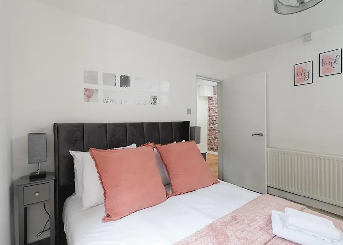 Spacious Apt With Garden In Central London