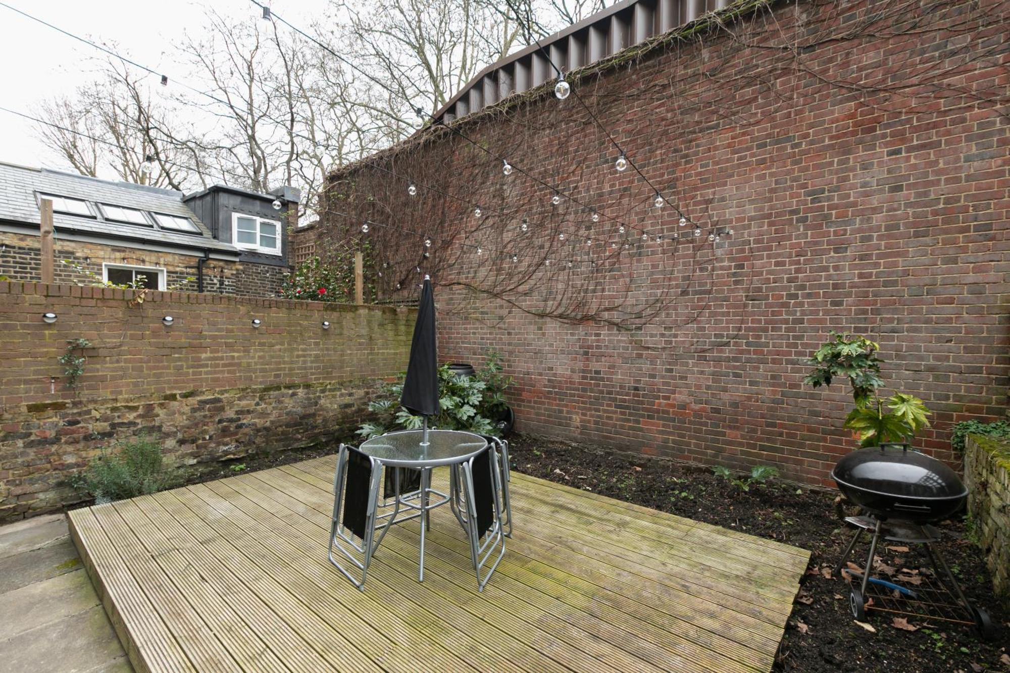 Spacious With Garden In Appartement